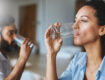 Paar trinkt Wasser - Zu viel abgebauter Kalk im Körper - Symptome