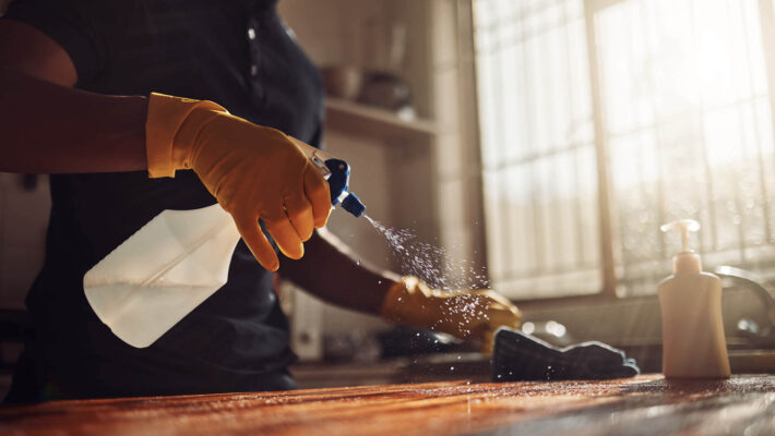 Aufnahme eines unerkennbaren Mannes, der zu Hause eine Küchenzeile von Kalk Kalkschutz ohne Salz