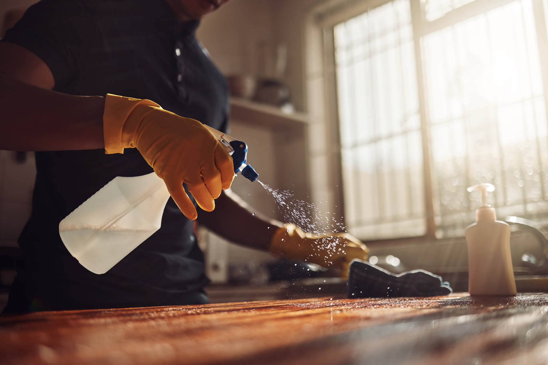 Aufnahme eines unerkennbaren Mannes, der zu Hause eine Küchenzeile von Kalk Kalkschutz ohne Salz