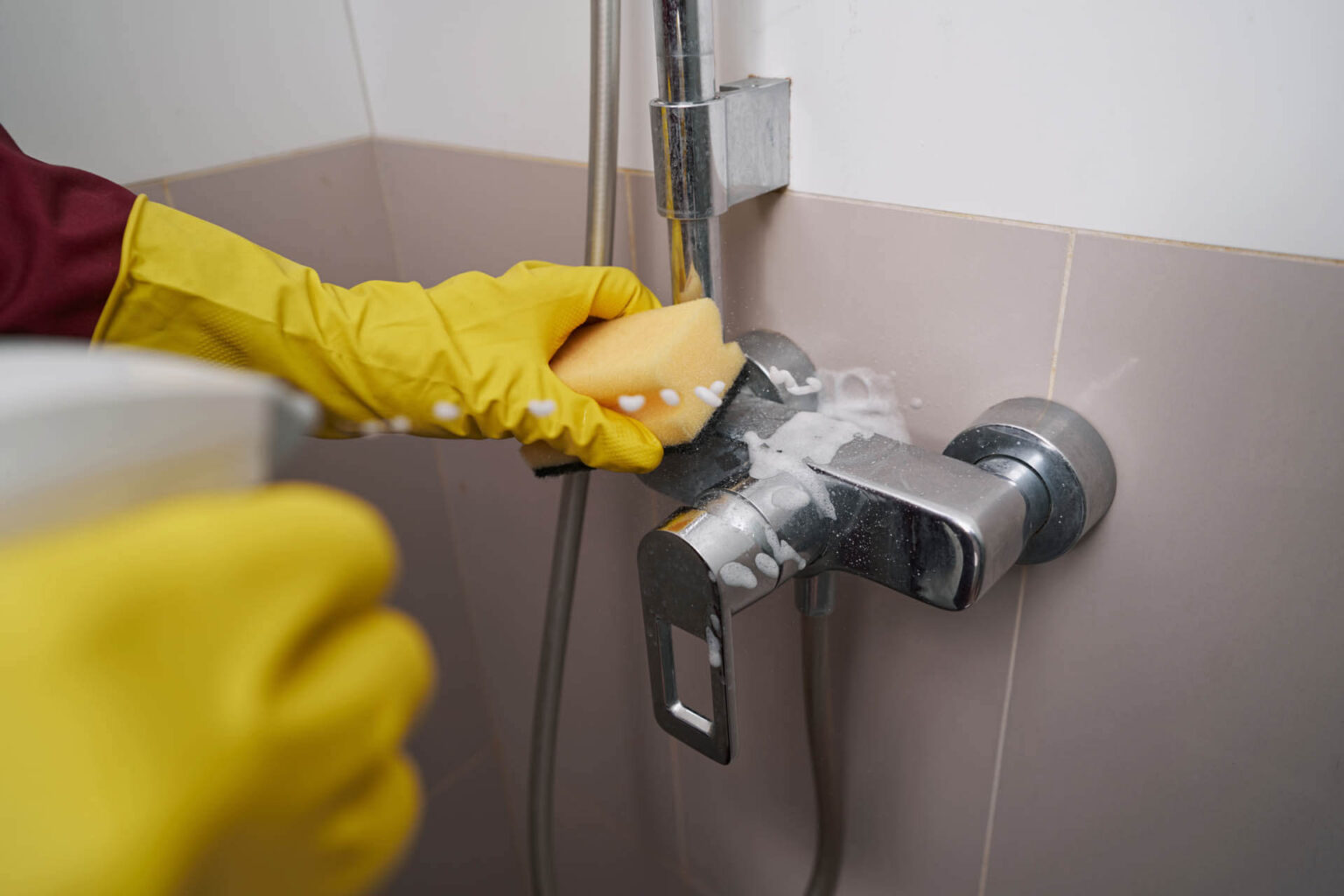 Eingefressener Kalk entfernen Dusche Kalkprofis