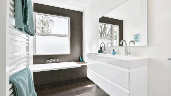 Badezimmer in einem minimalistischen Stil mit einer weißen Kommode und Kalkfreien Oberflächen durch Enthärtungsanlage