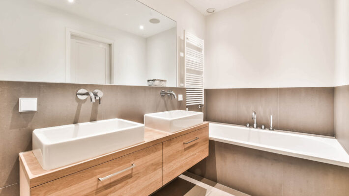 Elegantes Badezimmer mit schönen Oberflächen durch die empfohlene Enthärtungsmaschine Bad