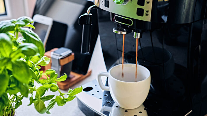Kaffeemaschine, Kommunikationsset und schöner Kaffe durch Enthärtungsanlage