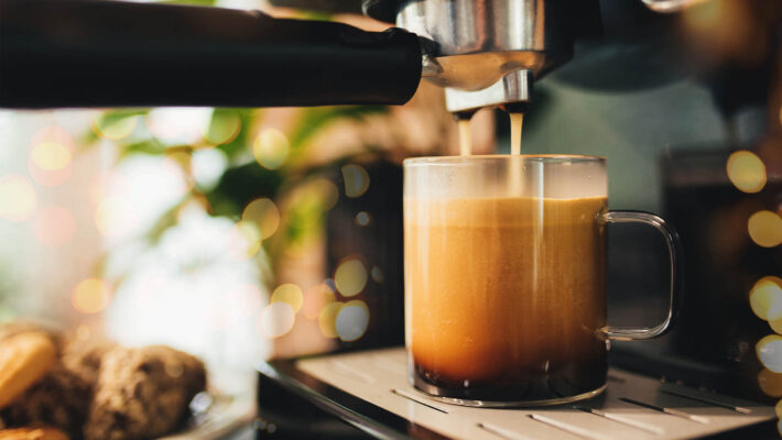 Tasse Kaffee an der Kaffeemaschine