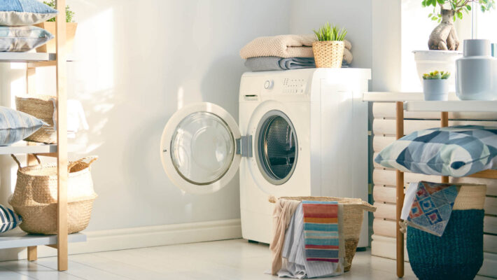 Waschküche mit einer offenen sauberen Waschmaschine welche Anti Kalk Taps verweendet hat