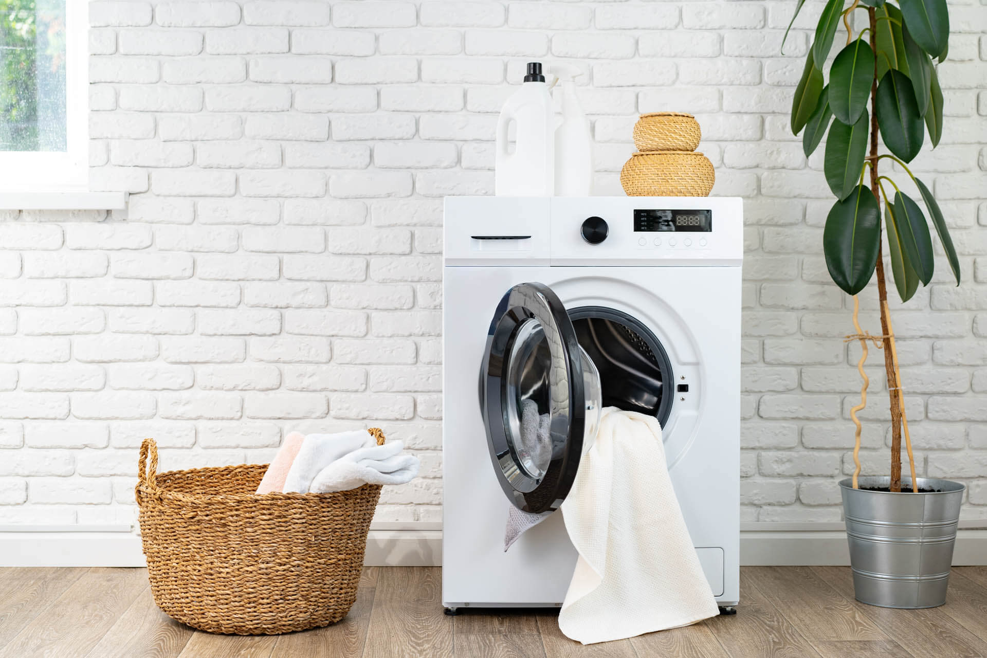 Waschmaschine ohne Kalkschutzverkalkt und Korb in einer Waschküche