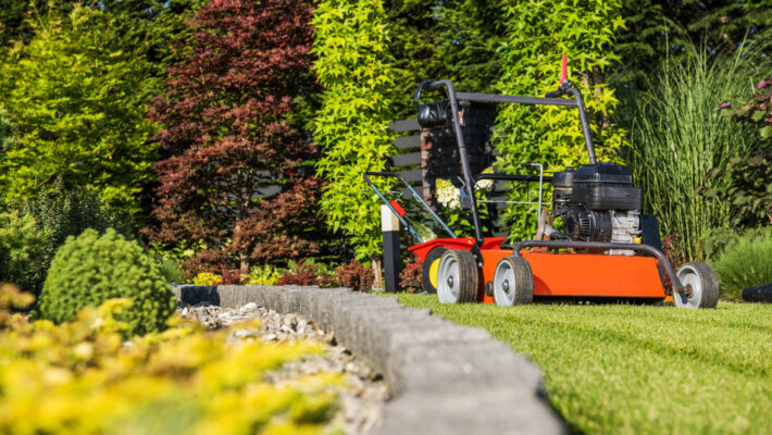 Maschine zum Verbreiten von Rasenkalk im Garten