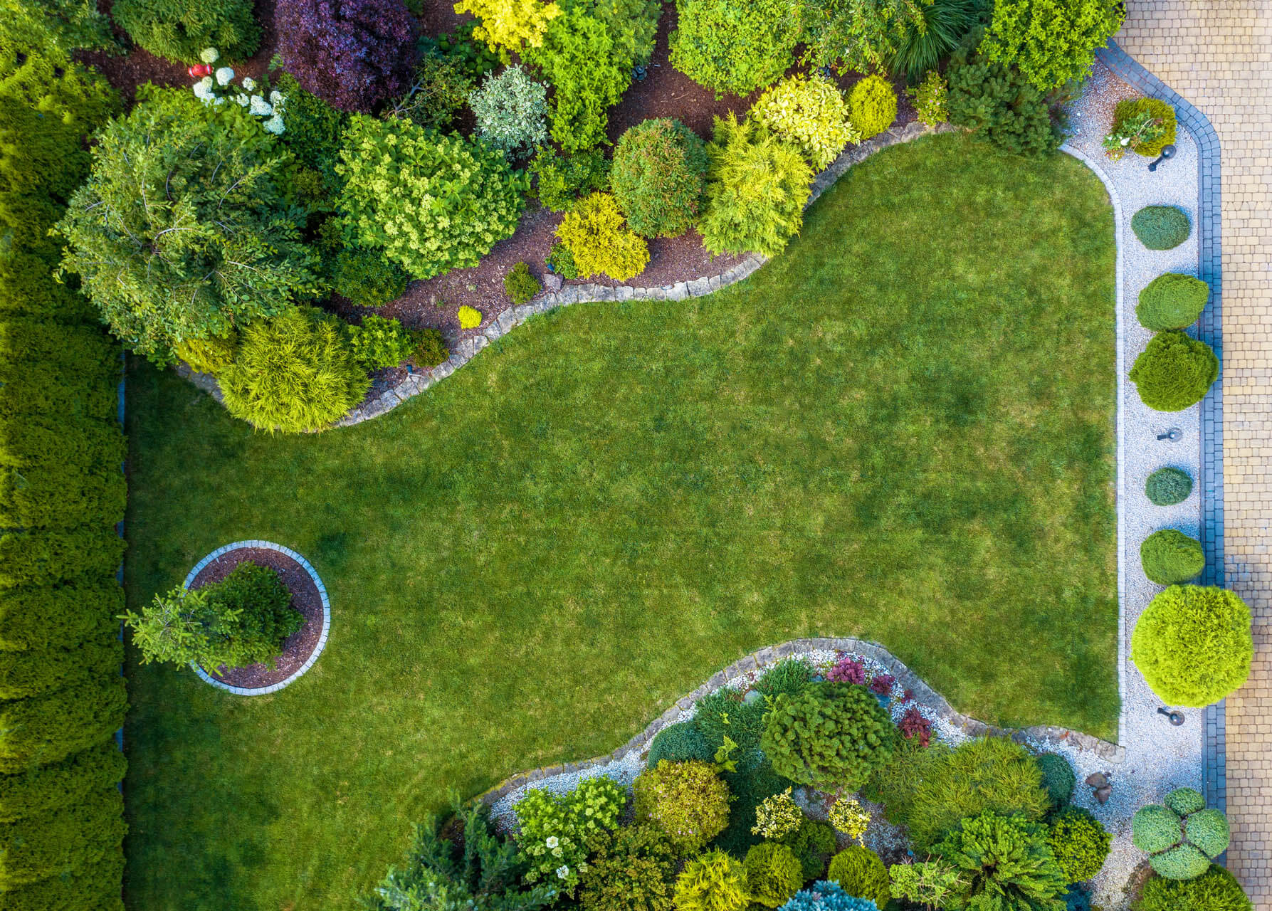 Schöner Garten von oben mit vielen kalkliebenden Pflanzen